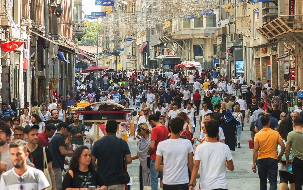 Busy pedestrian street in Istanbul. In the global 2025 survey on a world parliament, Turkish respondents were most supportive. Photo: Shutterstock / licensed for use on this website